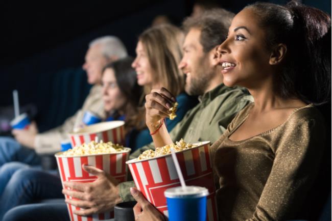 קבוצת חברים יושבת בקולנוע וצופה בסרט